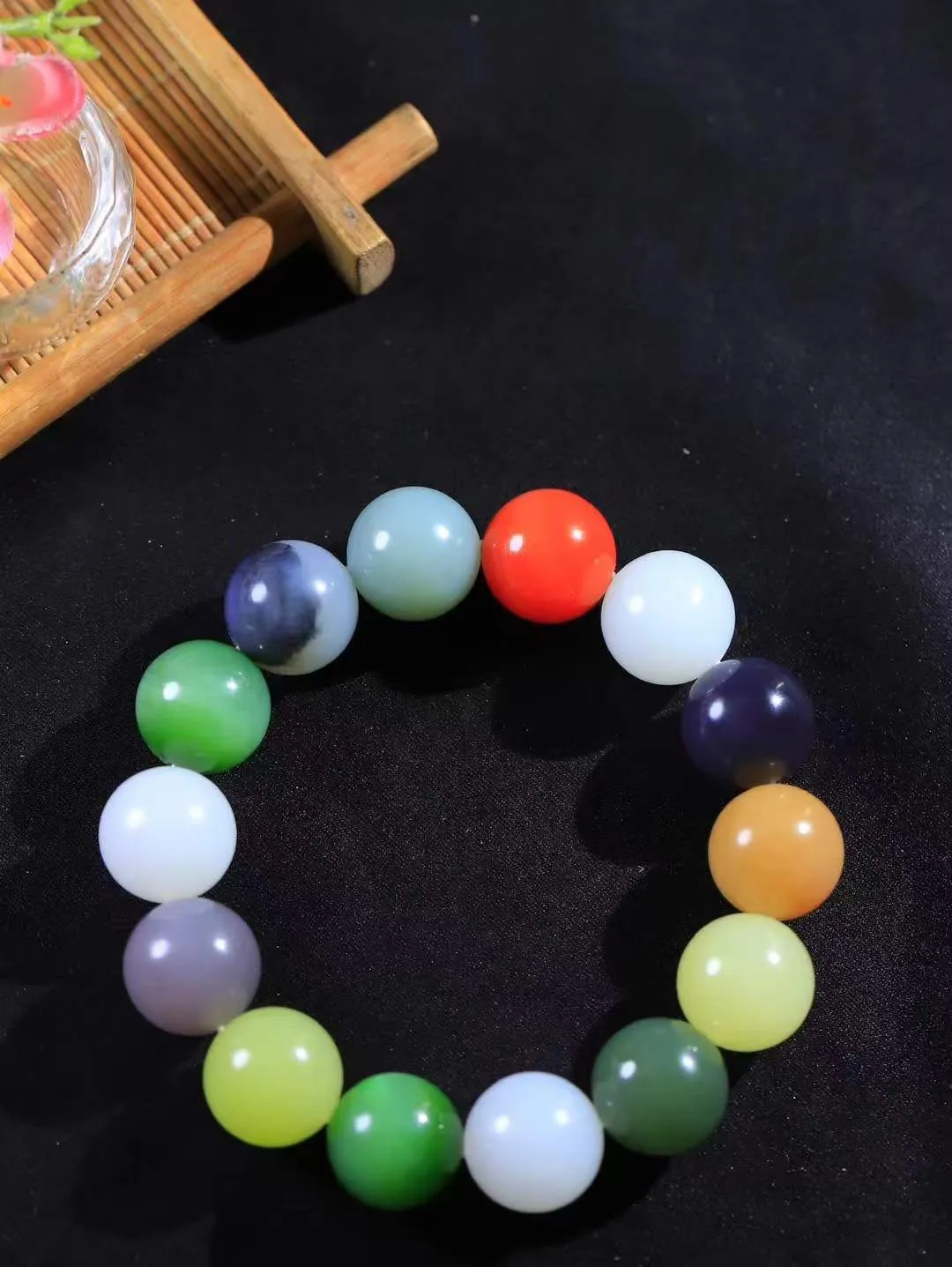 【多宝手串】

精选和田玉多宝手串，每一颗玉石都凝聚自然的灵气与岁月的沉淀，寓意福禄寿喜，守护您的平安与幸福。佩戴它，感受千年玉文化的温润与优雅。重91克  尺寸取一16.2mm  56120739A