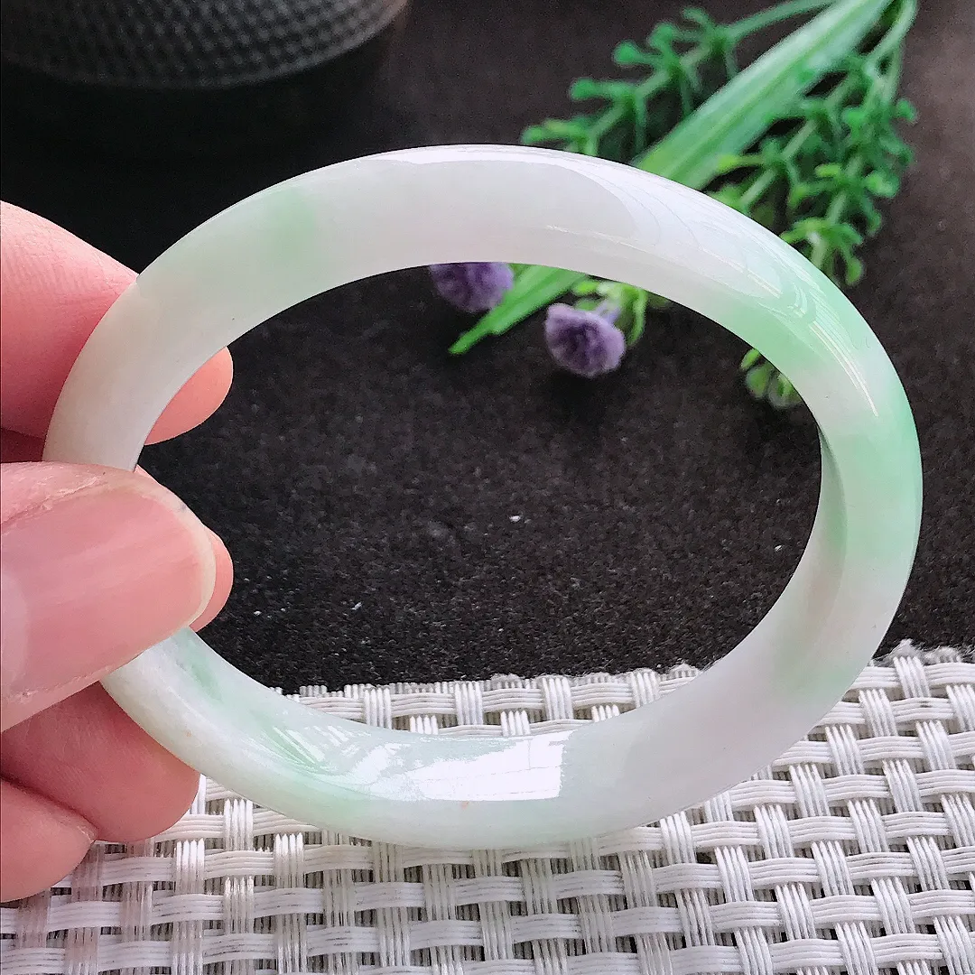 天然A货翡翠54/47.5/10.7/7老坑秀气冰润飘绿贵妃手镯玉镯