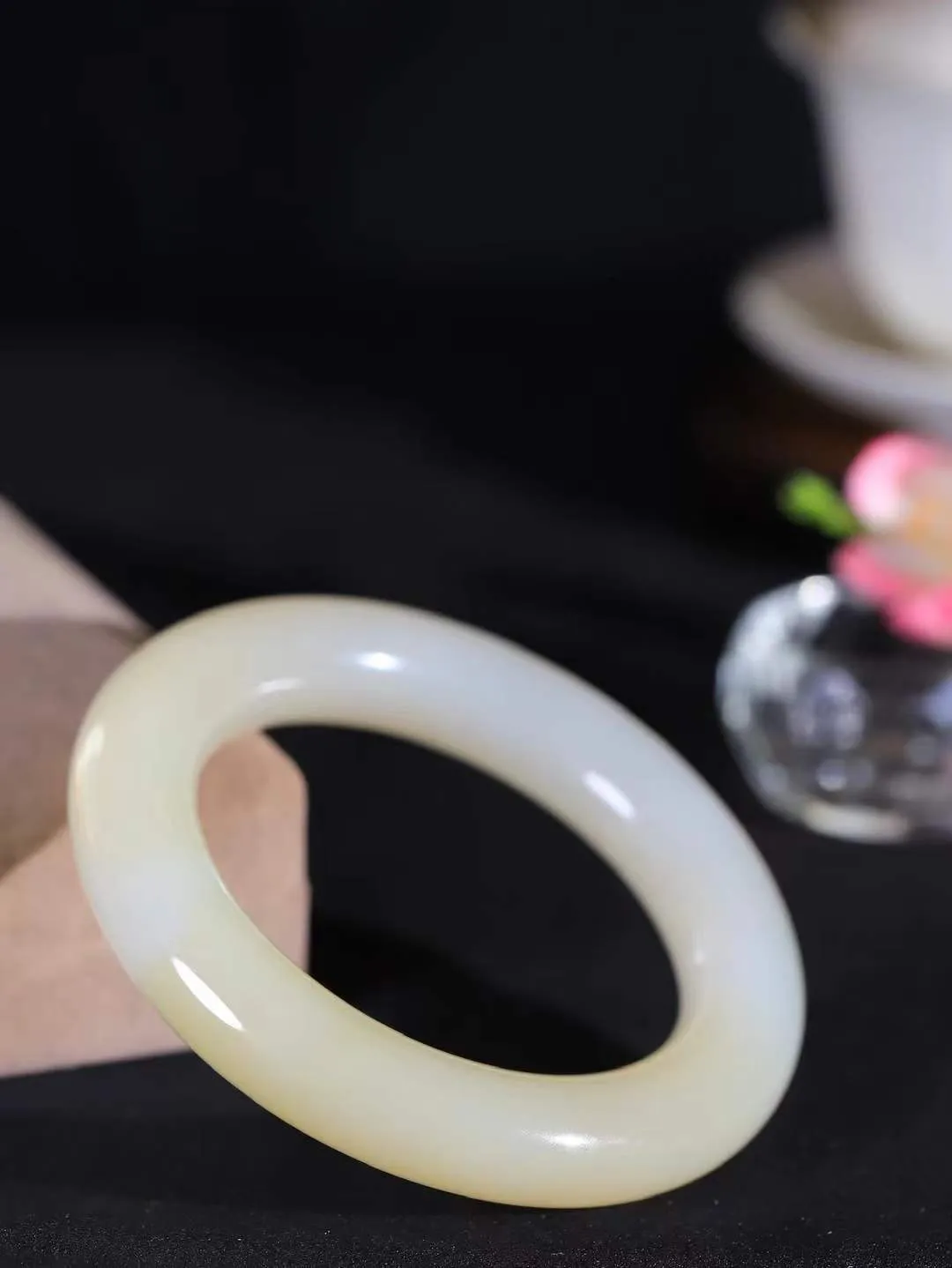 【一见钟情·手镯】

精品和田玉糖白玉圆条手镯。镯型饱满，温润细腻，脂润沁香。️执一卷书，沏一盏茶，着一袭裙，戴一只镯。淡淡浅笺，素心若兰，静赏玉中诗画。悠悠岁月，芊手轻摘，盛满诗样芳华。
重81克   内径圈口54.5mm 尺寸12.3-12.7mm  FDT-72126741