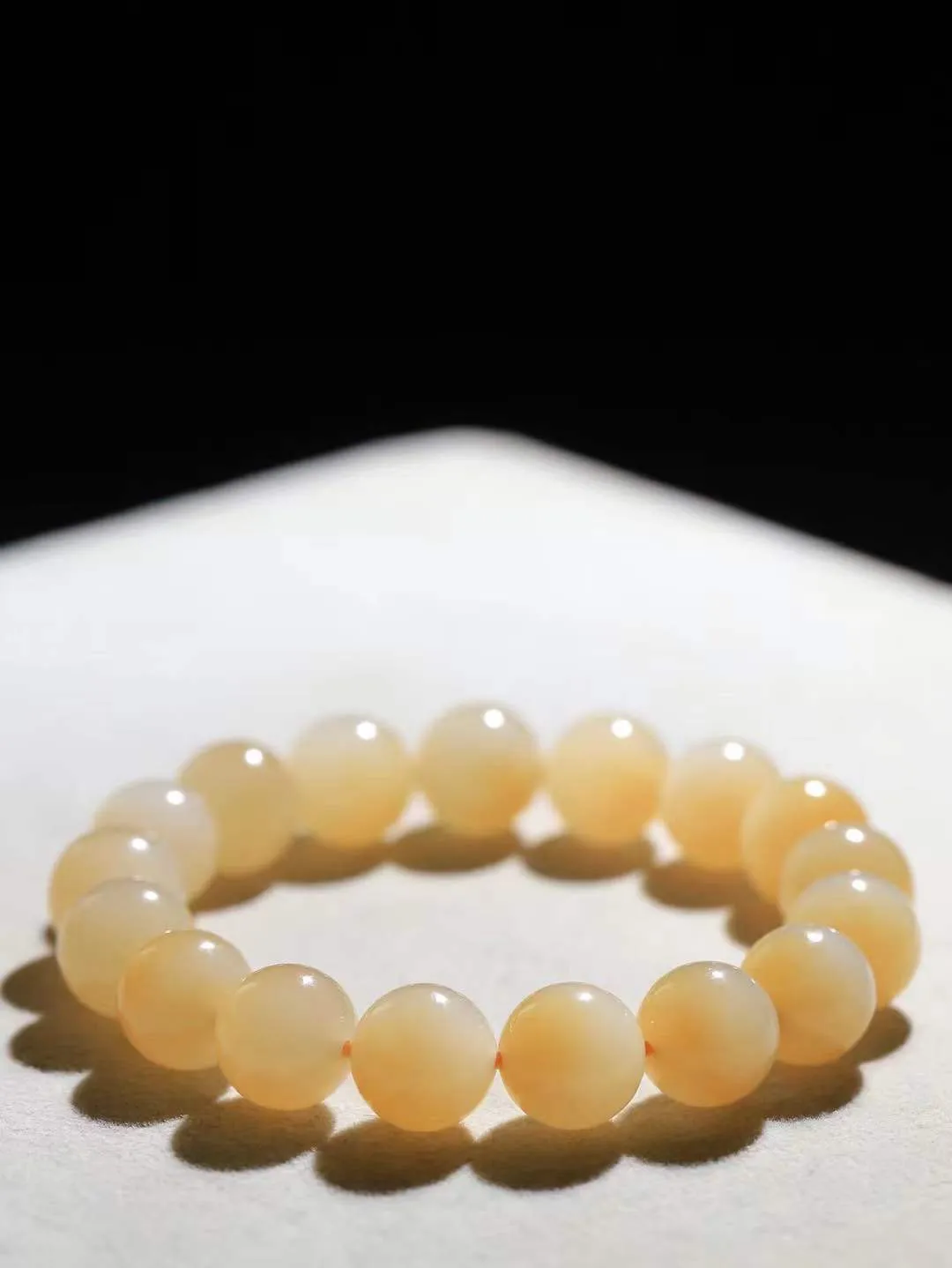 【珠圆玉润.手串】

精品和田玉糖白玉珠圆玉润手串 玉质温润细腻  整串打磨圆润，佩戴舒适。珠珠落玉盘，间关莺语花底滑，一生美好时光，无论身在何处，都有它相伴相守。事事顺遂，幸福美满，吉祥如意。重44.2克 尺寸取一11.8mm FDT-16125713