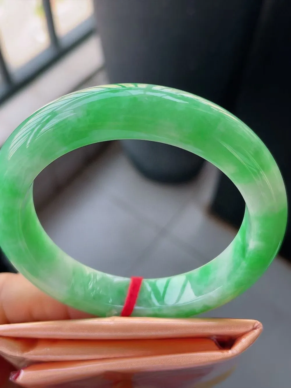 【翡翠名称】老种飘阳绿57正圈口翡翠手镯
【翡翠尺寸】57-12.8-10.6mm适合56-58正圈口佩戴  宝贝是自然光实拍哈
【翡翠描述】缅甸天然翡翠A货，种老水足，玉质细腻，色泽靓丽，性价比高，佩戴效果好！