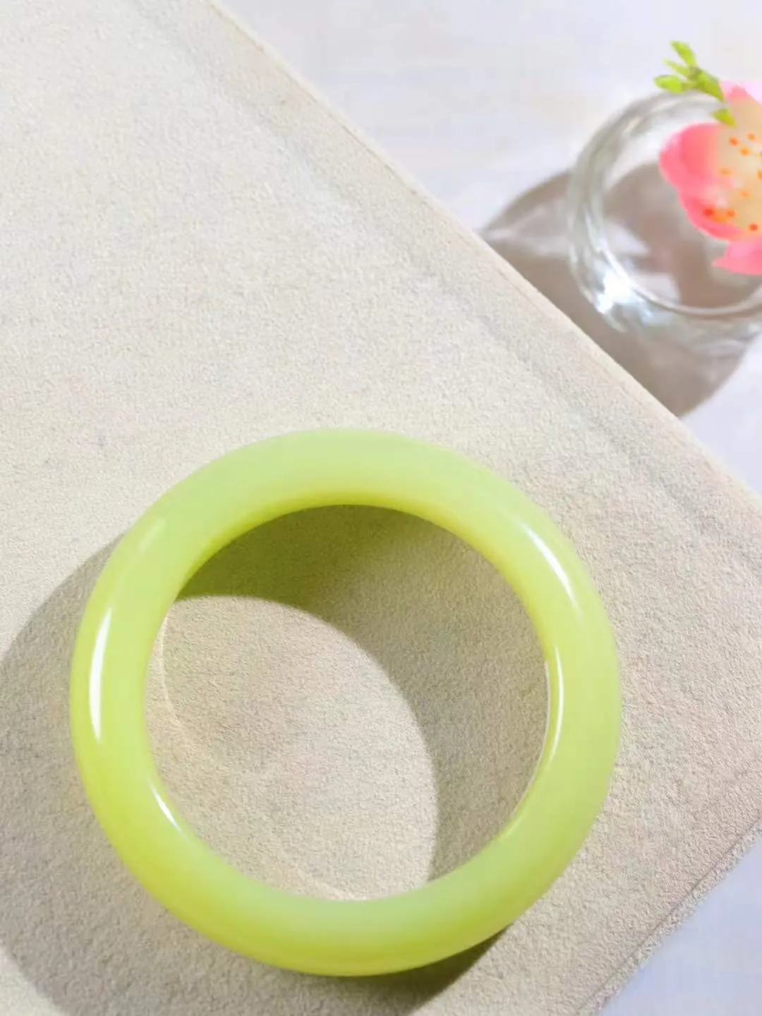 （一见倾心.手镯）

典藏级臻品️和田玉黄口手镯，玉质温润细腻 油性十足 手感舒适，高华雅逸，线条流畅，简约大气，美自天成，素雅高贵。佩戴于腕间，婉约之美，举手投足间透出那低调奢华。重71克 尺寸53.5-15-10mm16126730T