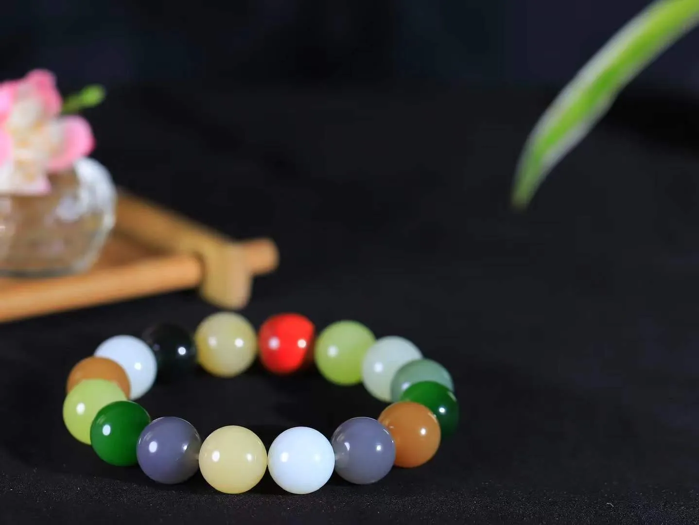 【多宝手串】

精选和田玉多宝手串，每一颗玉石都凝聚自然的灵气与岁月的沉淀，寓意福禄寿喜，守护您的平