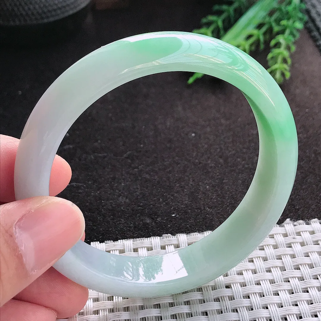 天然A货翡翠58/13.7/7.8老坑冰润飘绿手镯宽边玉镯