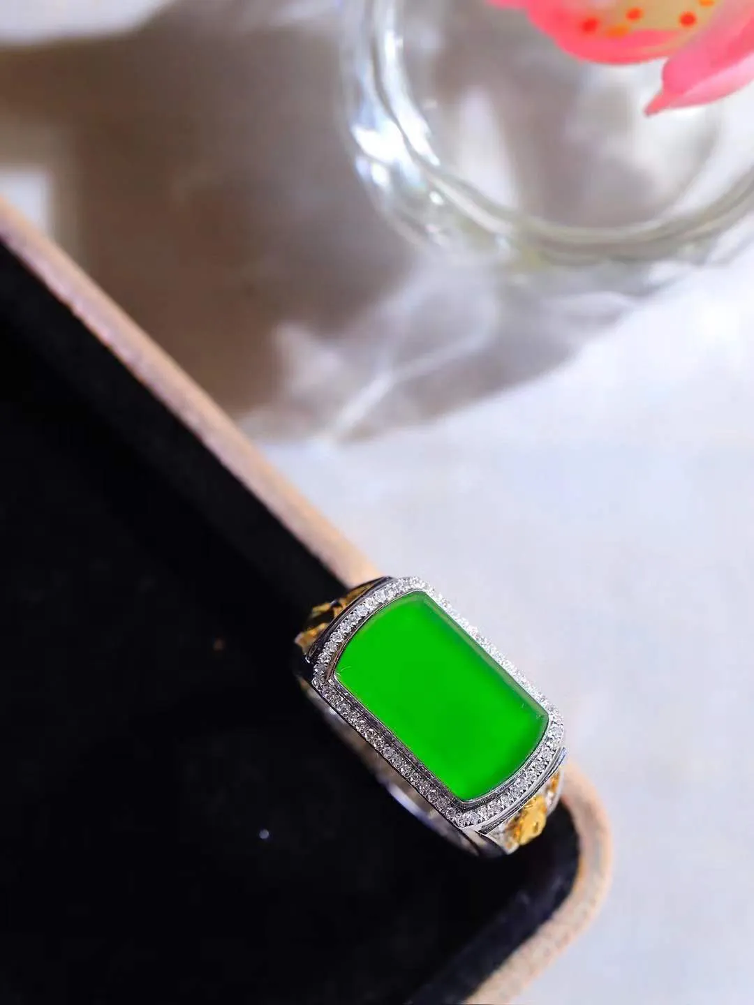 【金镶玉.戒指】

精品和田玉碧玉18k金戒指 玉质细腻温润 油性十足 ，不论时光如何流转变化，这枚戒指始终闪耀着最初的光芒。精工镶嵌18K金 （保真金 可检测贵金属18K金） 重7.3克 尺寸19-15-8.8mm 23120736A