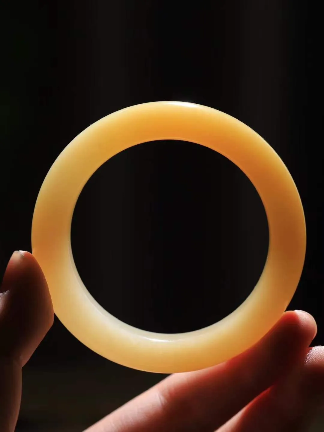 【情有独钟.手镯】

精品和田玉糖白玉手镯 玉质温润细腻 油性十足 手感舒适，高华雅逸，线条流畅，简约大气，美自天成，素雅高贵。佩戴于腕间，婉约之美，举手投足间透出那低调奢华。重63.8克 内径54.5mm 尺寸12.5-10.3mm   FDL-79126751