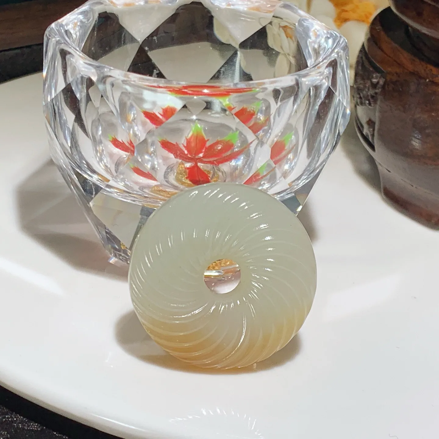 新疆和田玉且末糖绞丝纹平安扣挂件。尺寸35/10重20克。玉质细腻油润。手推出油。佩戴高端典雅。lt251207