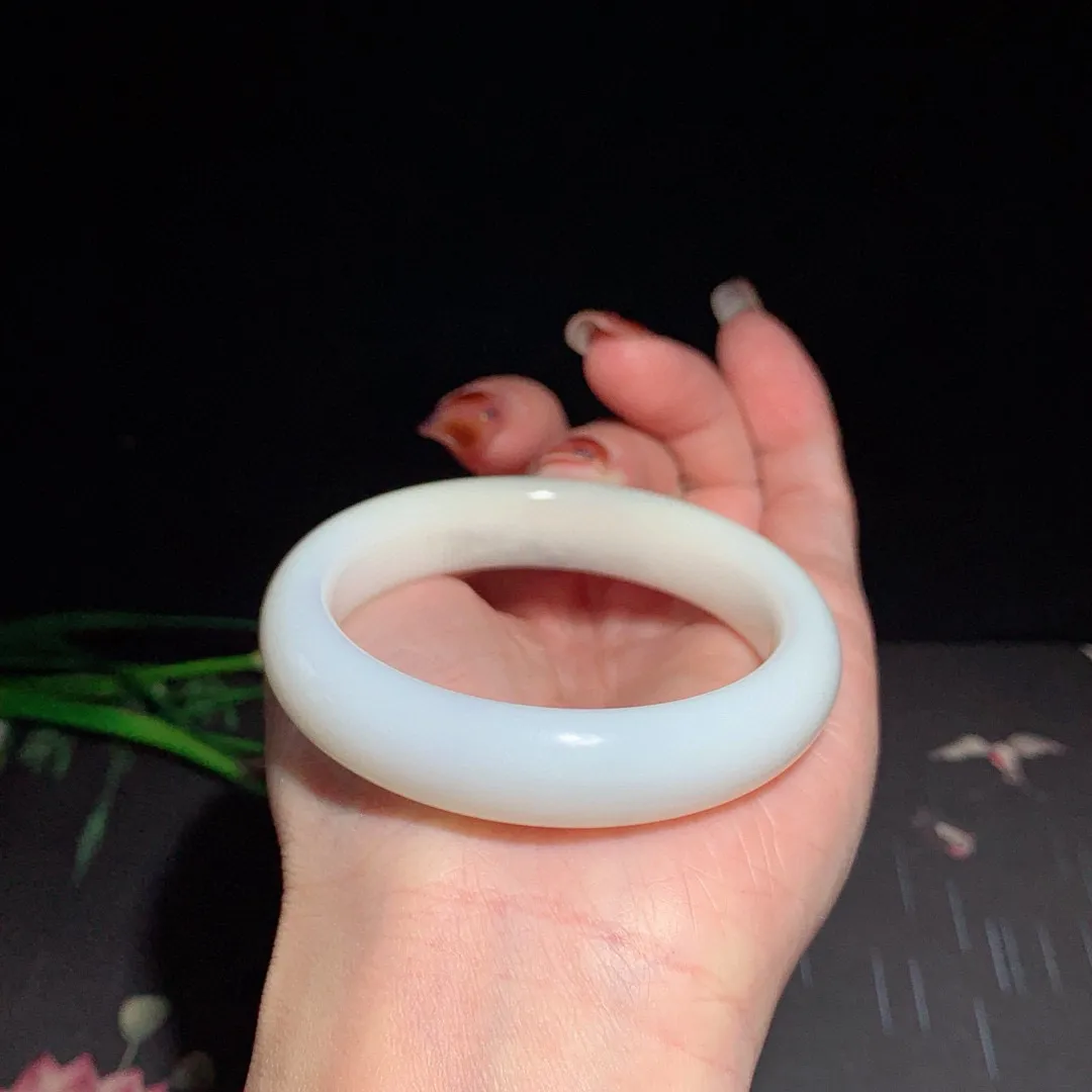 和田玉50.5圈口白玉俏色款手镯！50圈口紫罗兰色，玉质细腻油润 底色纯净 无裂无杂 脂粉好，品质好！