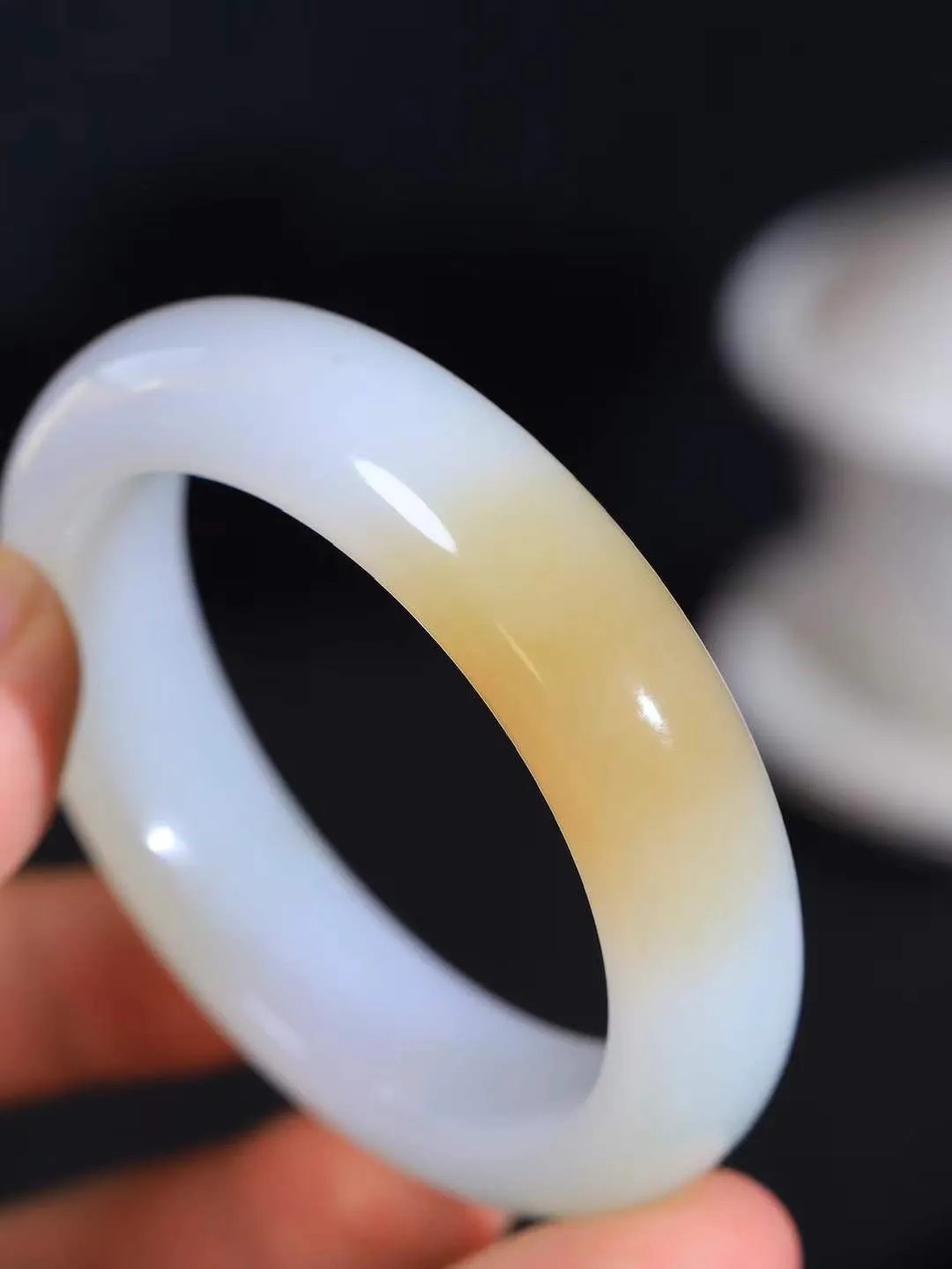 【暖玉生香·手镯】

收藏级和田玉糖白玉手镯，质地油润细腻，色泽高贵典雅，镯型古朴典雅。在诗情画意的雨巷相遇，你是我腕间的一抹风情，有你眸有深情，清风荡漾湖间静水，我愿俯身低眉，在烟波涟漪处，寻你深情倩影。内径54.5mm尺寸15-9.6mm重70.4克fDL-181172900