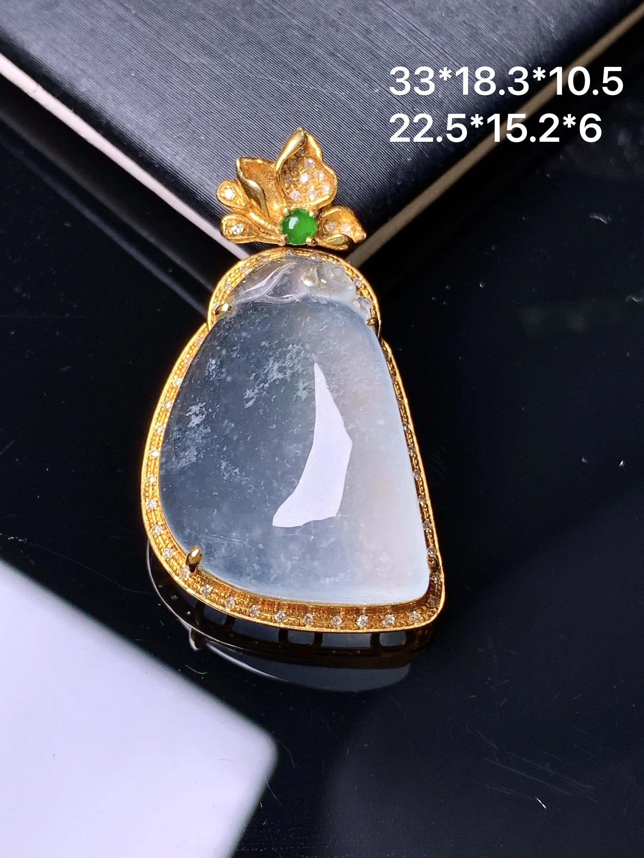 18k金钻镶嵌冰种福瓜吊坠 玉质细腻 水润亮眼 色泽艳丽 整体尺寸22.5*15.2*6