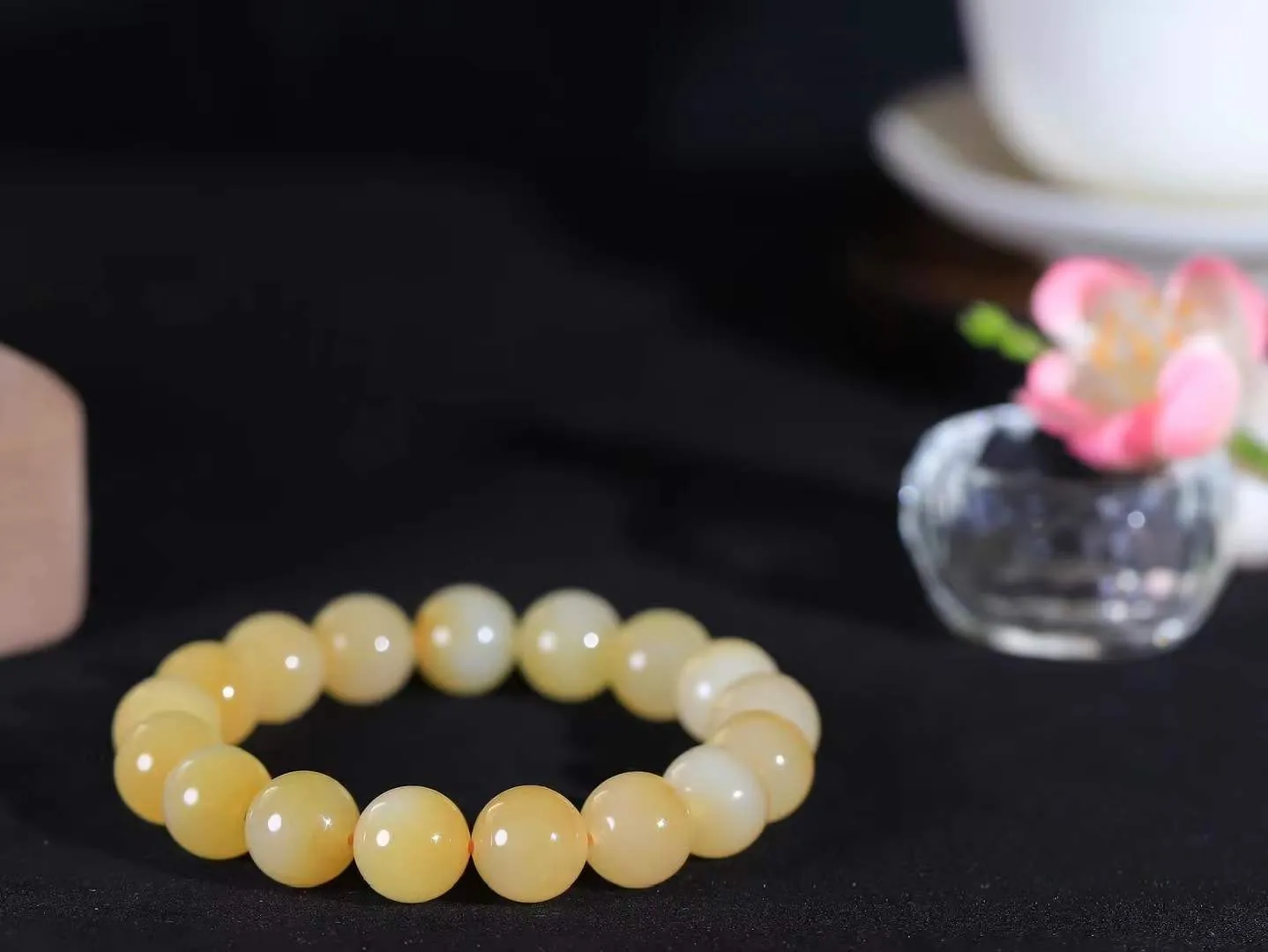 【珠圆玉润.手串】

精品和田玉糖白玉珠圆玉润手串 玉质温润细腻  整串打磨圆润，佩戴舒适。珠珠落玉