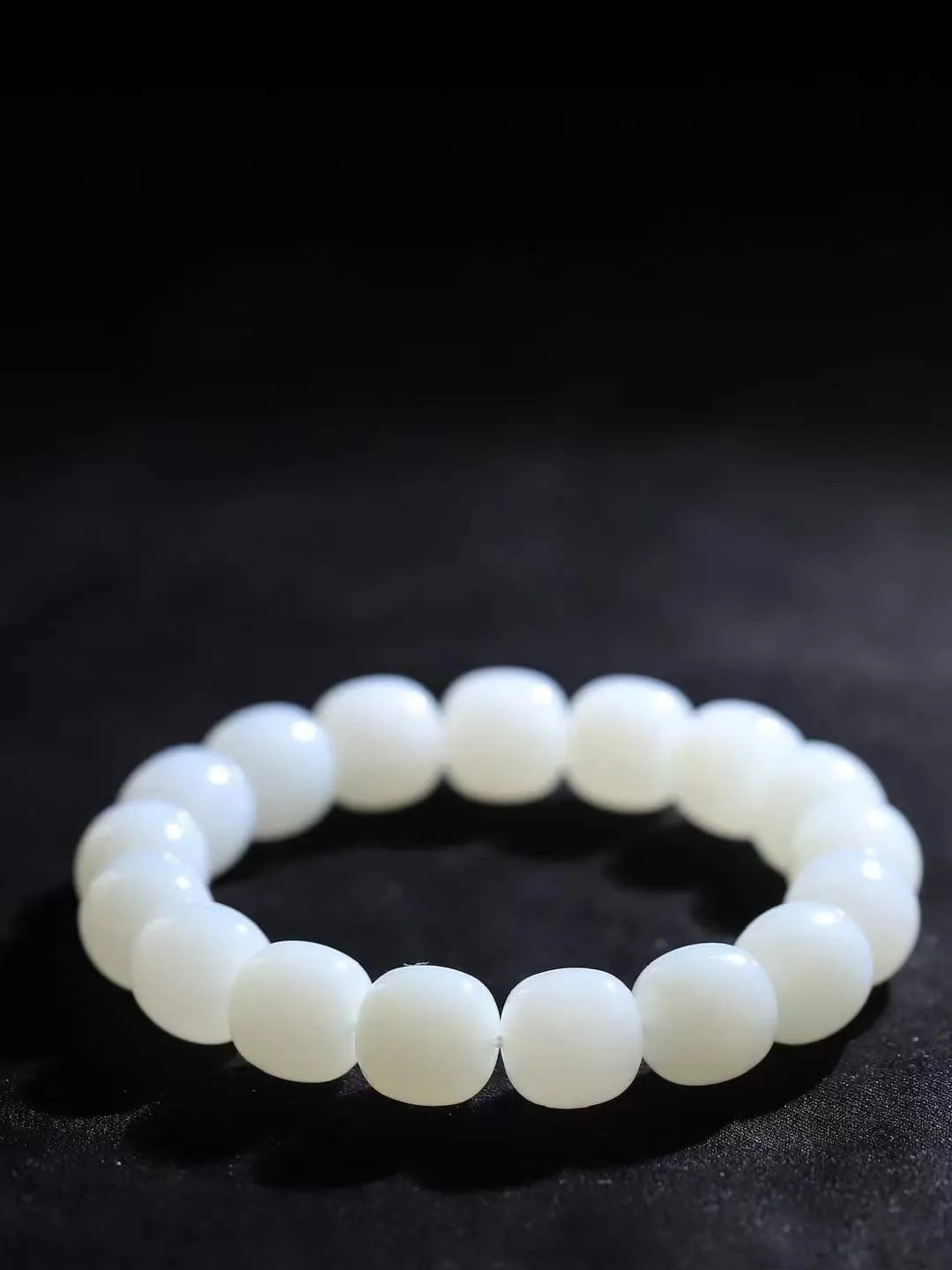 （老型珠.手串）

货头精选  和田玉白玉老型珠手串，玉质细腻油润 饱满光滑 质朴无华，悠远简单，人心境界远，百世修炼深，心灵常驻善意持，觉悟人生百世修  重59.2克    尺寸取一12.2-12.6mm    10120768T