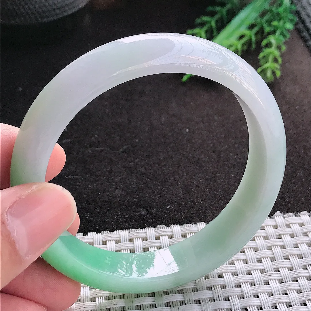 天然A货翡翠58/13.7/7.8老坑冰润飘绿手镯宽边玉镯