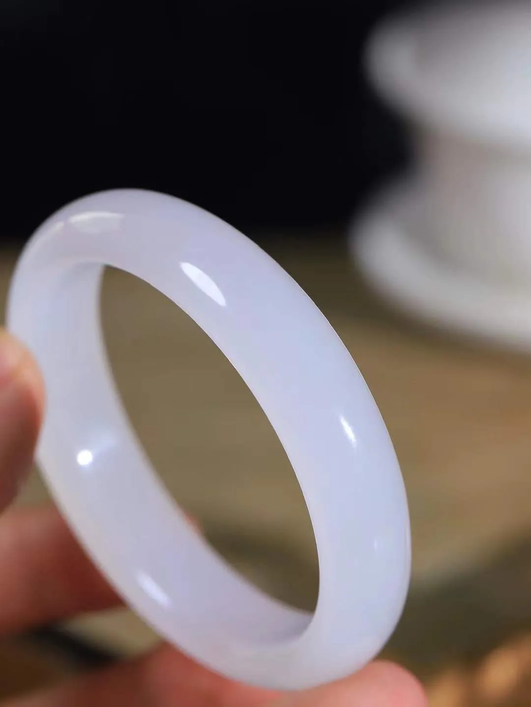 【情有独钟.手镯】

收藏级和田玉白玉手镯 玉质温润细腻 油性十足 手感舒适，高华雅逸，线条流畅，简约大气，美自天成，素雅高贵。佩戴于腕间，婉约之美，举手投足间透出那低调奢华。重52.3克 内径54.5mm 尺寸13.7-8.3mm   FDT-79126795