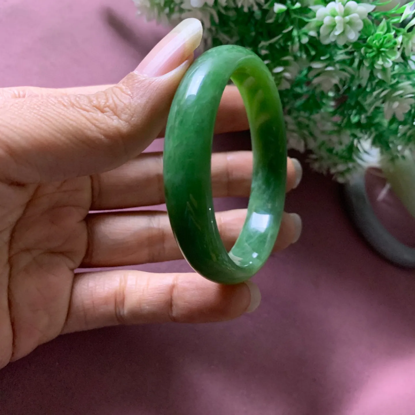 54圈口和田玉碧玉阳绿色宽条手镯【挽间柔情】，镯型古朴典雅。在诗情画意的雨巷相遇，你是我腕间的一抹风情，有你眸有深情.清风荡漾湖间静水，我愿俯身低眉，在烟波涟漪处寻