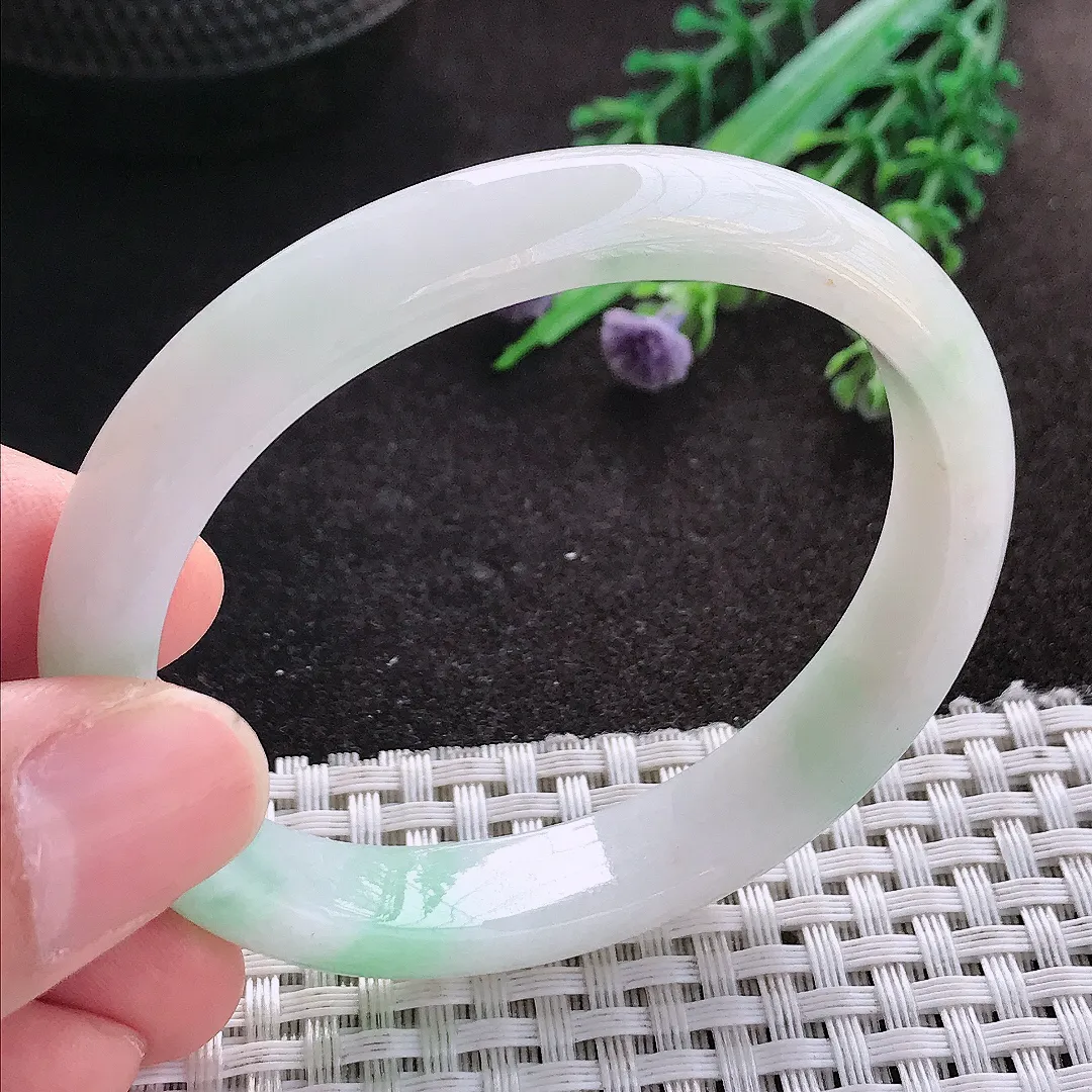 天然A货翡翠54/47.5/10.7/7老坑秀气冰润飘绿贵妃手镯玉镯