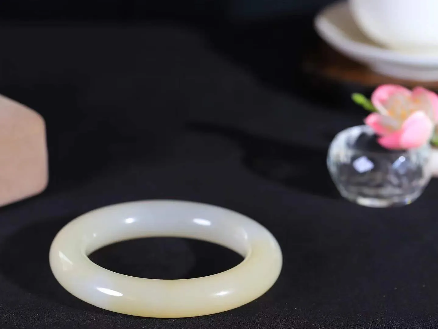 【一见钟情·手镯】

精品和田玉糖白玉圆条手镯。镯型饱满，温润细腻，脂润沁香。️执一卷书，沏