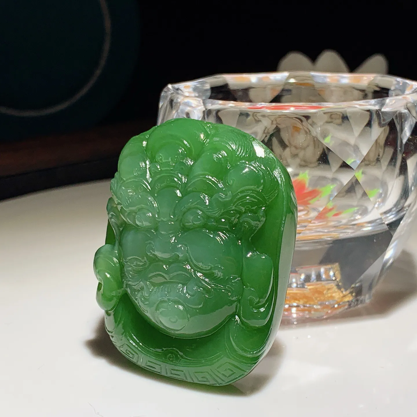 和田玉阳绿猫眼俄罗斯碧玉不动明王头挂件。尺寸49:38/16重59克。玉质细腻油润。手推出油。佩戴高