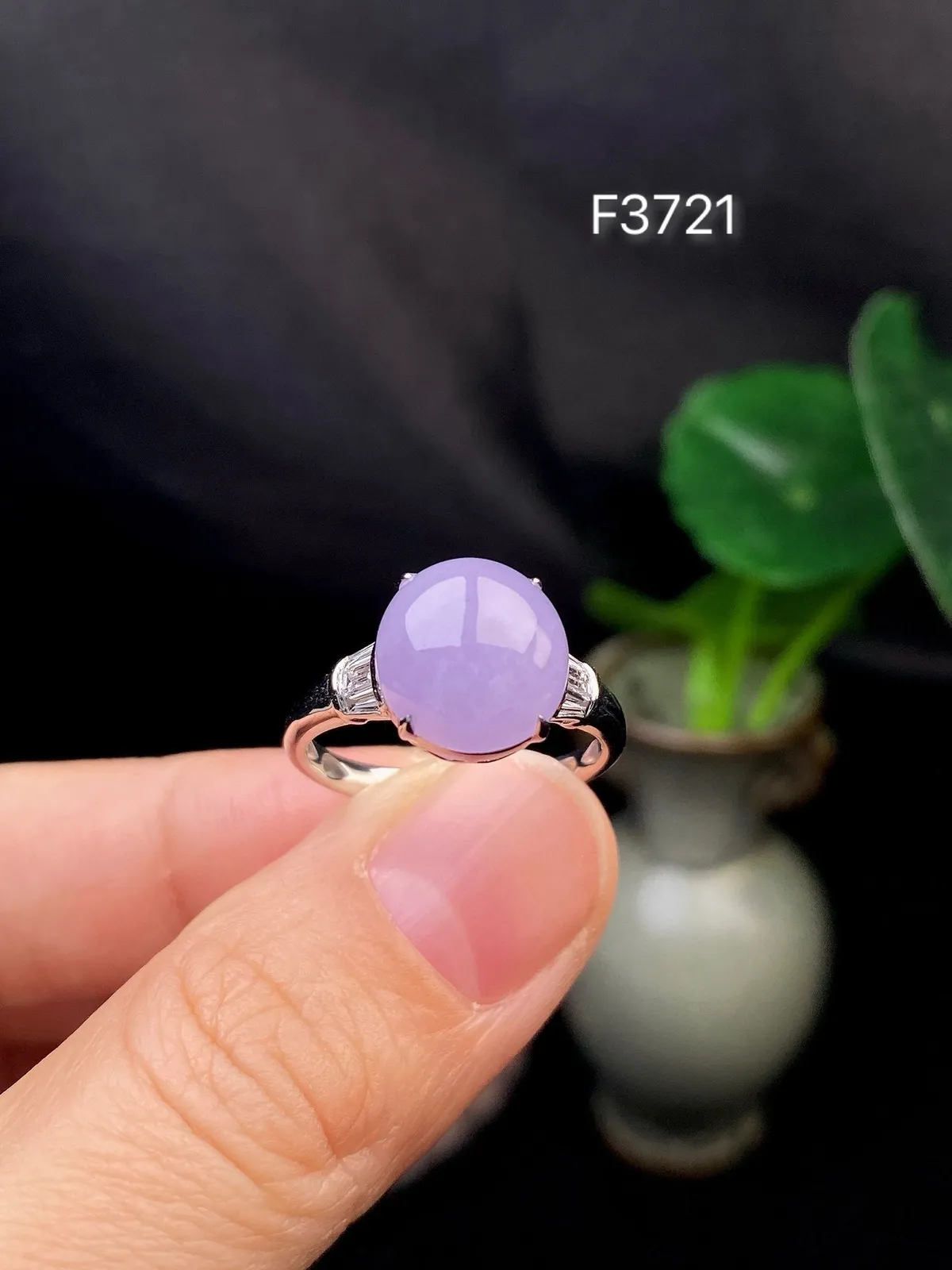 【冰种紫蛋面戒指】饱满度很好，无纹无裂，晶莹剔透，18k金钻镶嵌，裸石尺寸10.6*10*5毫米