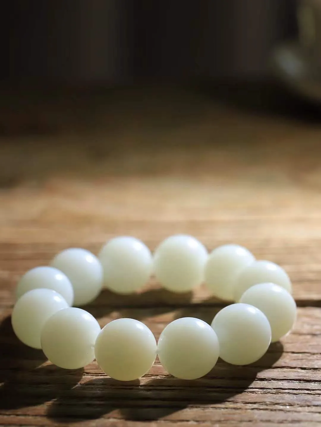 【珠圆玉润.手串】

精品️和田玉白玉珠圆玉润手串 玉质温润细腻  整串打磨圆润，佩戴舒适。珠珠落玉盘，间关莺语花底滑，一生美好时光，无论身在何处，都有它相伴相守。事事顺遂，幸福美满，吉祥如意。重108.5克 尺寸取一18mm  FDA-22120733