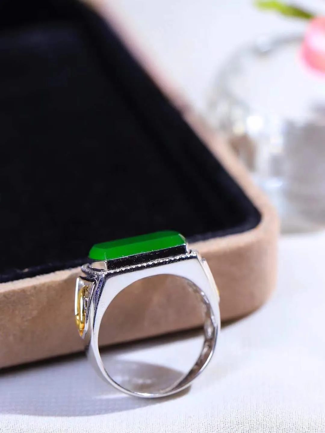 【金镶玉.戒指】

精品和田玉碧玉18k金戒指 玉质细腻温润 油性十足 ，不论时光如何流转变化，这枚戒指始终闪耀着最初的光芒。精工镶嵌18K金 （保真金 可检测贵金属18K金） 重7.3克 尺寸19-15-8.8mm 23120736A