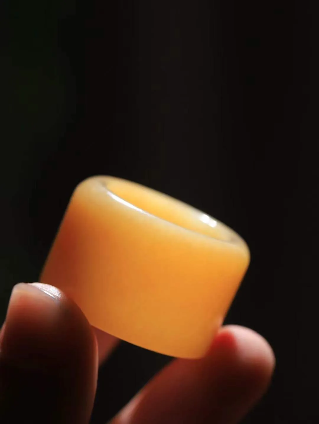 【古韵·扳指】

精品和田玉糖玉扳指，玉质温润，油润感十足， 整器古韵生辉。优雅高贵。运筹帷幄于掌中，决胜于千里之外。重26.2克 内径圈口22.5mm 尺寸21.3-5mm   FDA-36120742