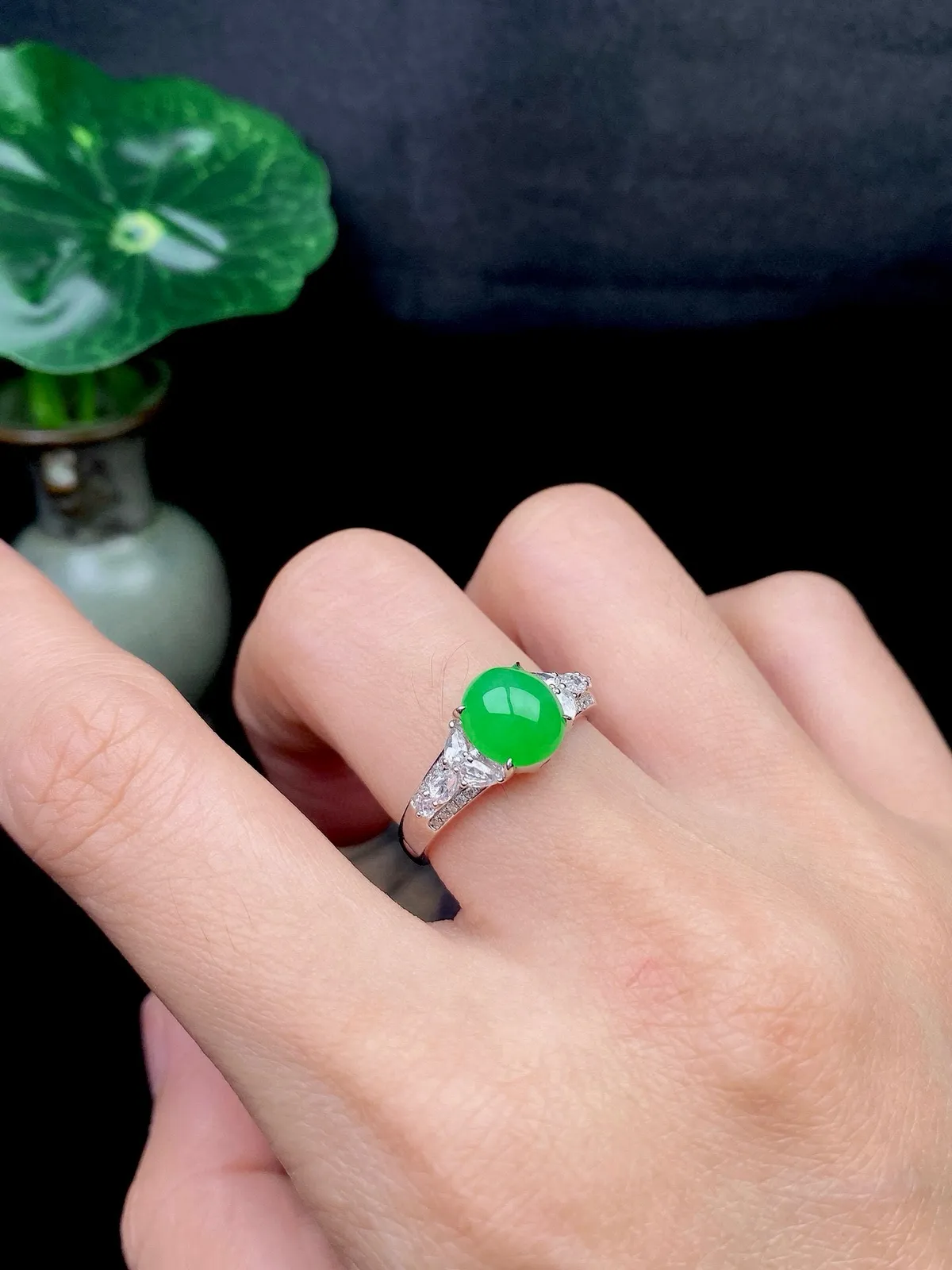 【冰种满绿蛋面戒指】种水色俱全，冰透闪亮，通透感饱满度很好，18k金钻镶嵌，裸石尺寸8.2*7.4*3.6毫米，圈口可改