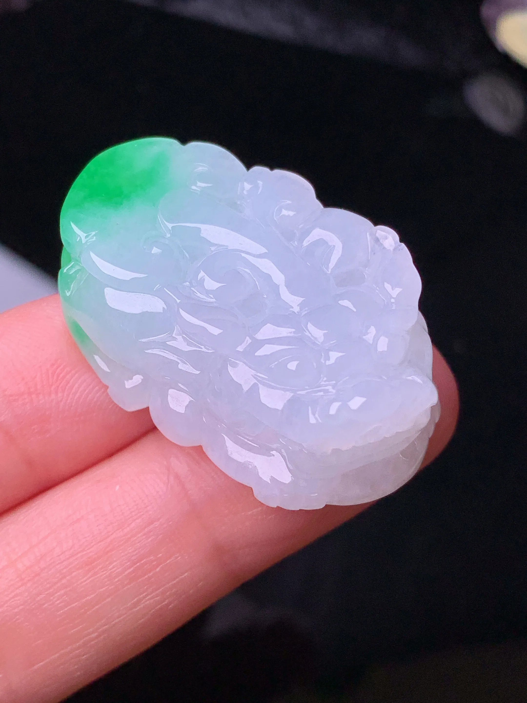 飘绿貔貅吊坠 玉质细腻 水润亮眼 色泽艳丽 整体尺寸35*22.5*10.8