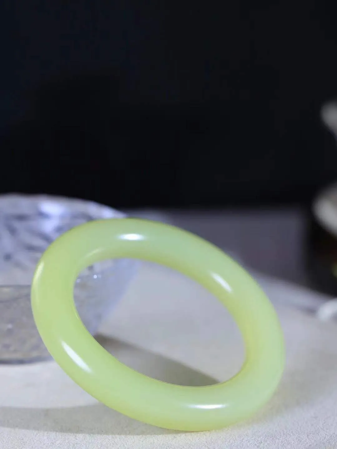 【玉佳人·手镯】

收藏级臻品️和田玉黄口手镯 ，玉质细腻油润，做工细致精美，端庄素雅，亭亭玉立，芊芊素手。芊芊素手，怎能忘镯？秀美条，更显婀娜。内径55.5mm 尺寸12.3-12.3mm重78.5克 69120784T