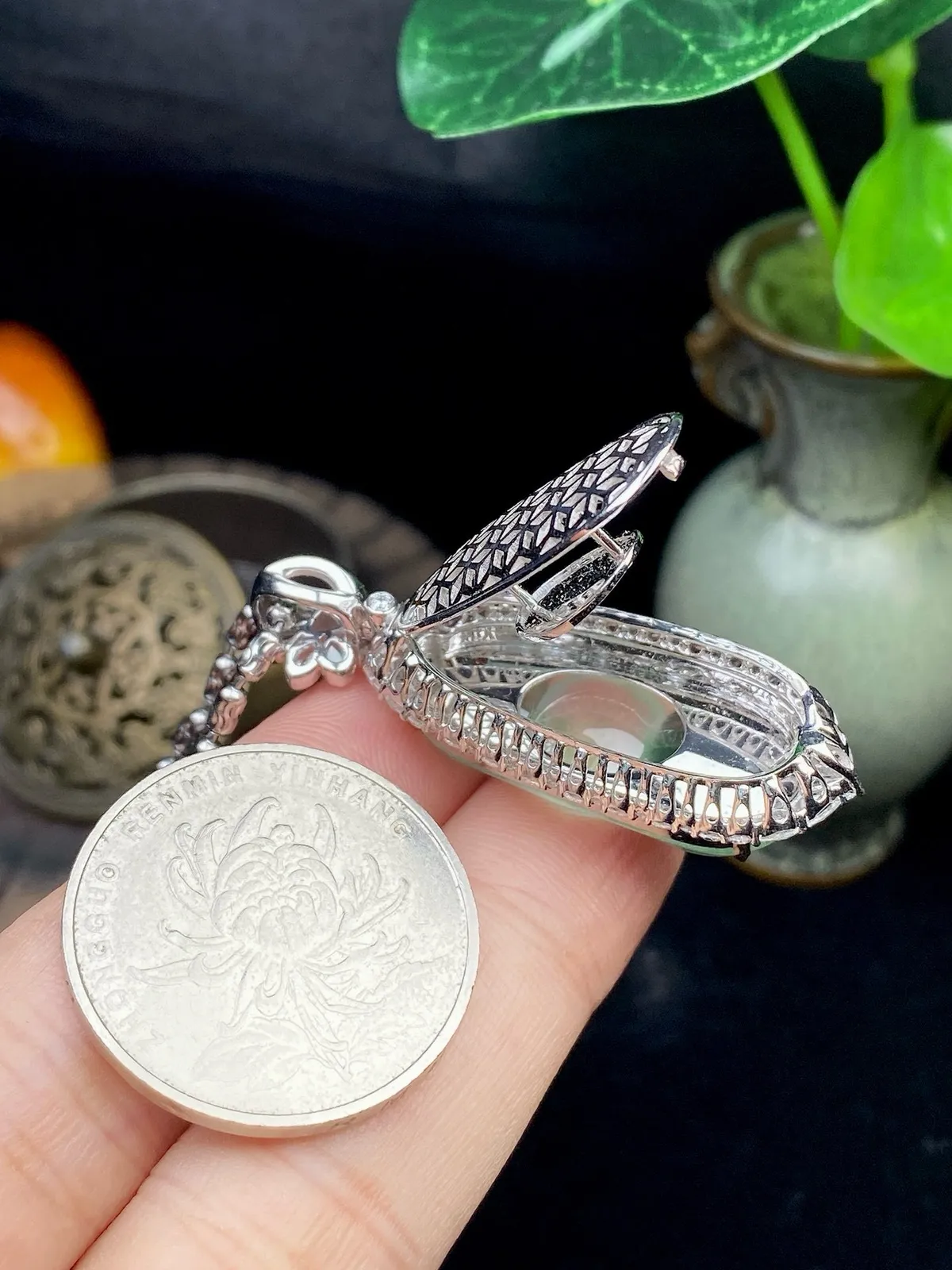 【冰种满绿福豆吊坠】种地上乘，冰感十足，通透起光，饱满圆润，18k金钻镶嵌，裸石尺寸27.6*12.4*5.7毫米。