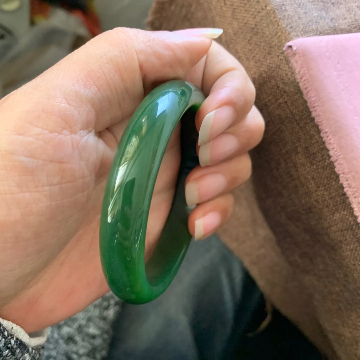 土豪款，60.5圈口和田玉碧玉阳绿色手镯【挽间柔情】，镯型古朴典雅。在诗情画意的雨巷相遇，你是我腕间的一抹风情，有你眸有深情.清风荡漾湖间静水，我愿俯身低眉，在烟波涟漪处寻你