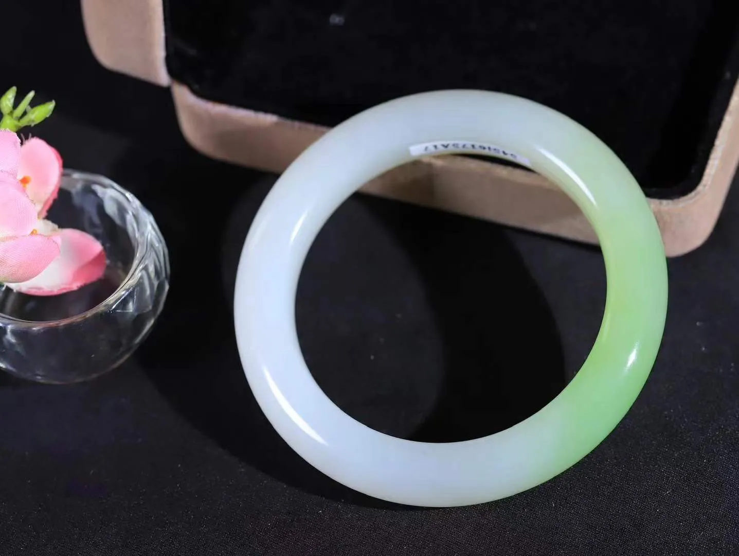 【翠色怡人.手镯】

让开让开[吃瓜]重器来了～️️
好久没见过这么白底色的翠青手镯[吃瓜]
同料所出，翠白分明，翠色青翠鲜艳，白肉干净纯正。收藏传家臻品。重61.8克  尺寸54.5-12-10.2mm  FDT-45120776