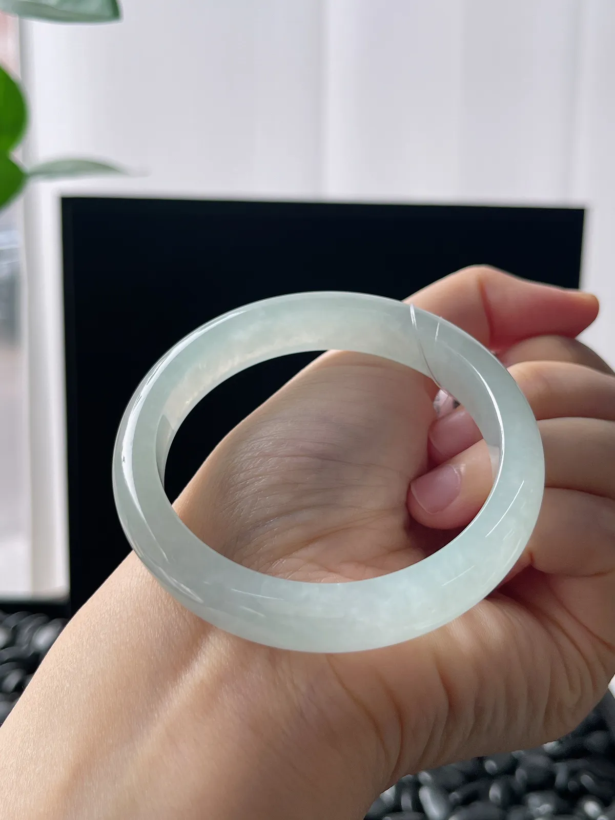 正圈53.5圈口，翡翠冰糯种淡绿色手镯