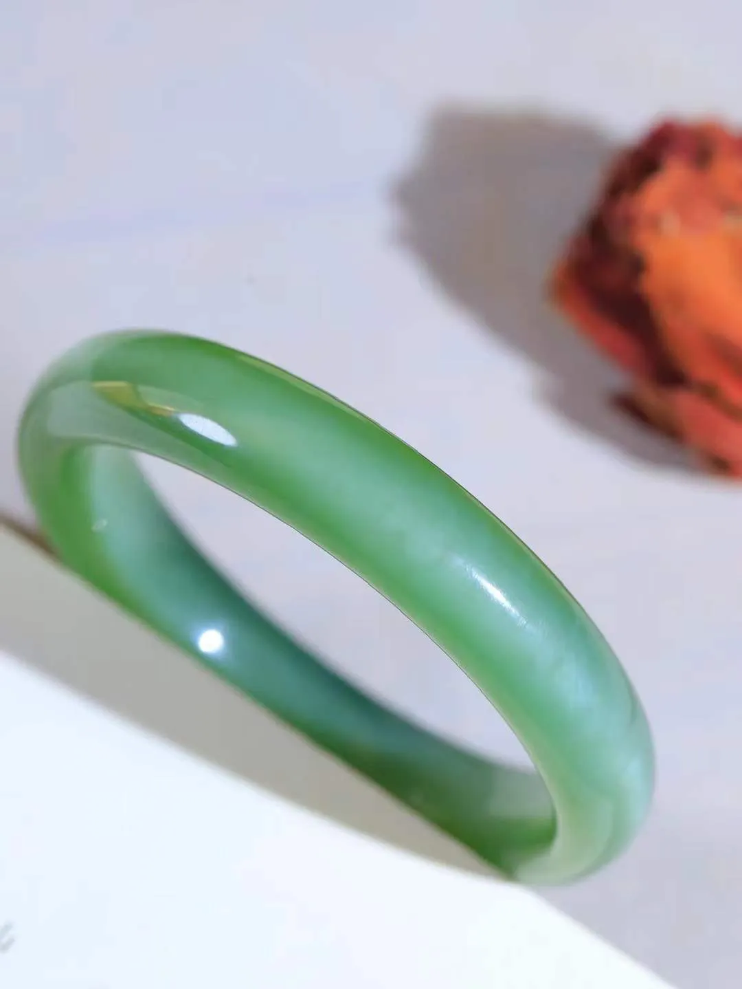 【碧色荡漾·手镯】

收藏级传家臻品和田玉碧玉猫眼手镯，玉质细腻温润，手感舒适，️线条流畅，简约大气，美自天成，佩戴于腕间，婉约之美，举手投足间透出那份低调奢华，醉人心扉。重56.8克  内径圈口58mm  尺寸13-8.7mm  FDA-66120633