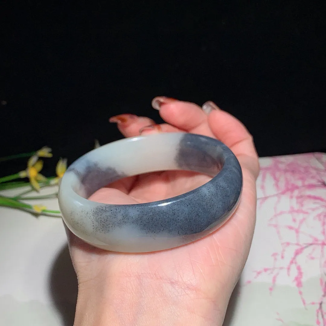 和田玉57.5圈口青花宽版手镯！玉质细腻油润 底色纯净 无裂无杂 脂粉好，品质好！