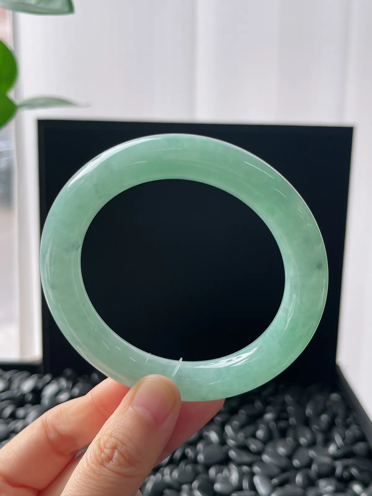 圆镯56圈口，翡翠糯化种淡绿色手镯