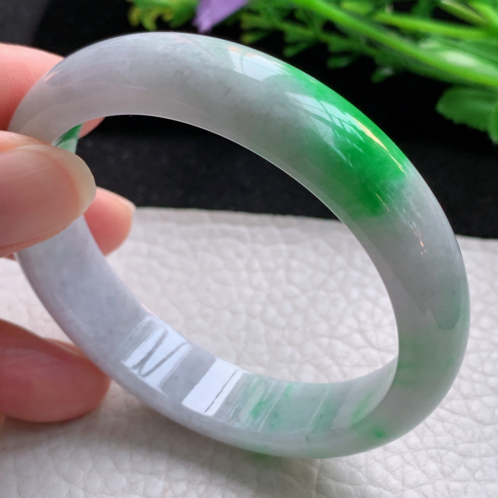 js自然光55*51*13.5*7.2贵妃镯 翡翠a货玉手镯飘阳绿蛋形宽边玉手环