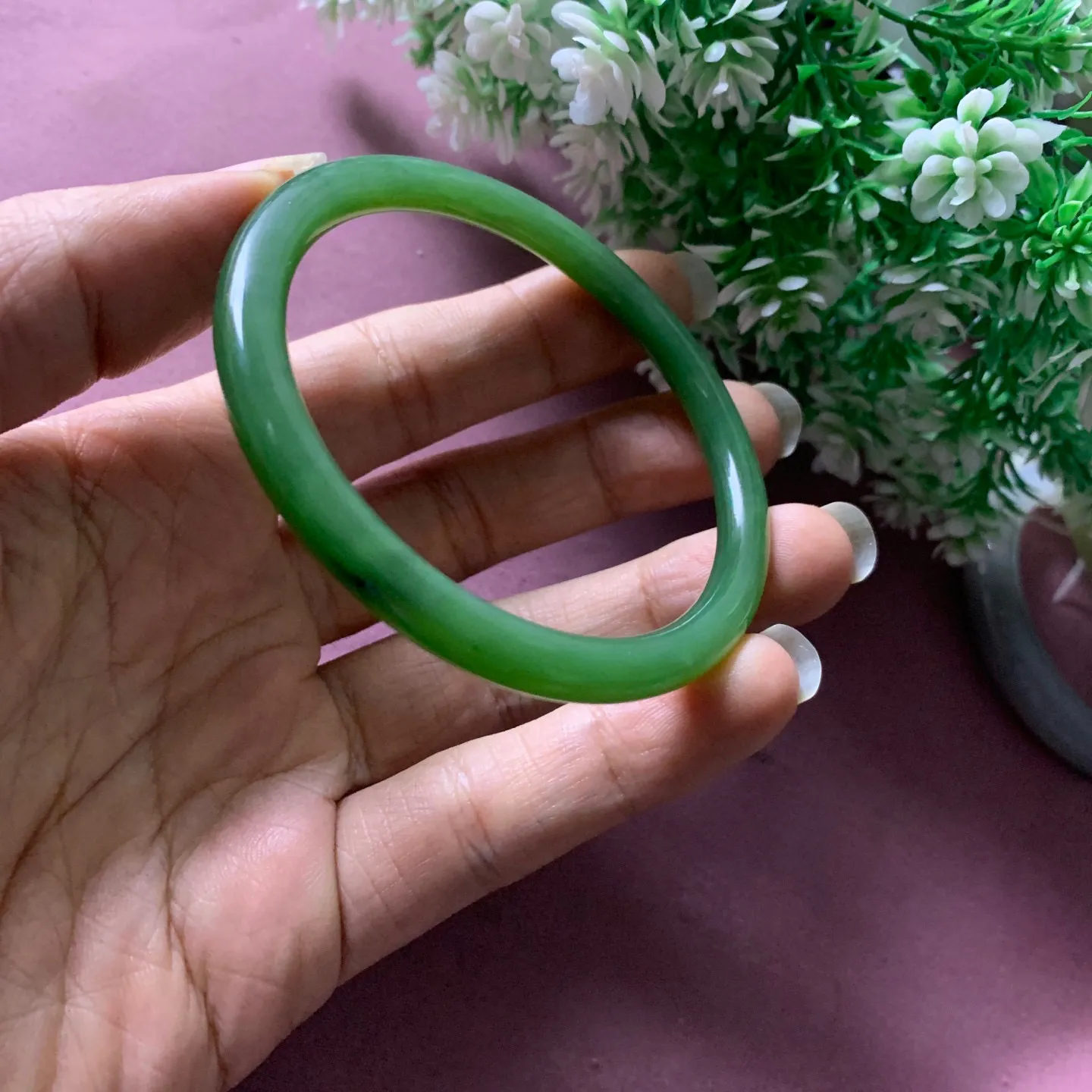 59圈口和田玉碧玉阳绿色宽条手镯【挽间柔情】，碧玉美人条手镯，镯型古朴典雅。在诗情画意的雨巷相遇，你是我腕间的一抹风情，有你眸有深情.清风荡漾湖间静水，我愿俯身低眉，在烟波涟漪处寻你