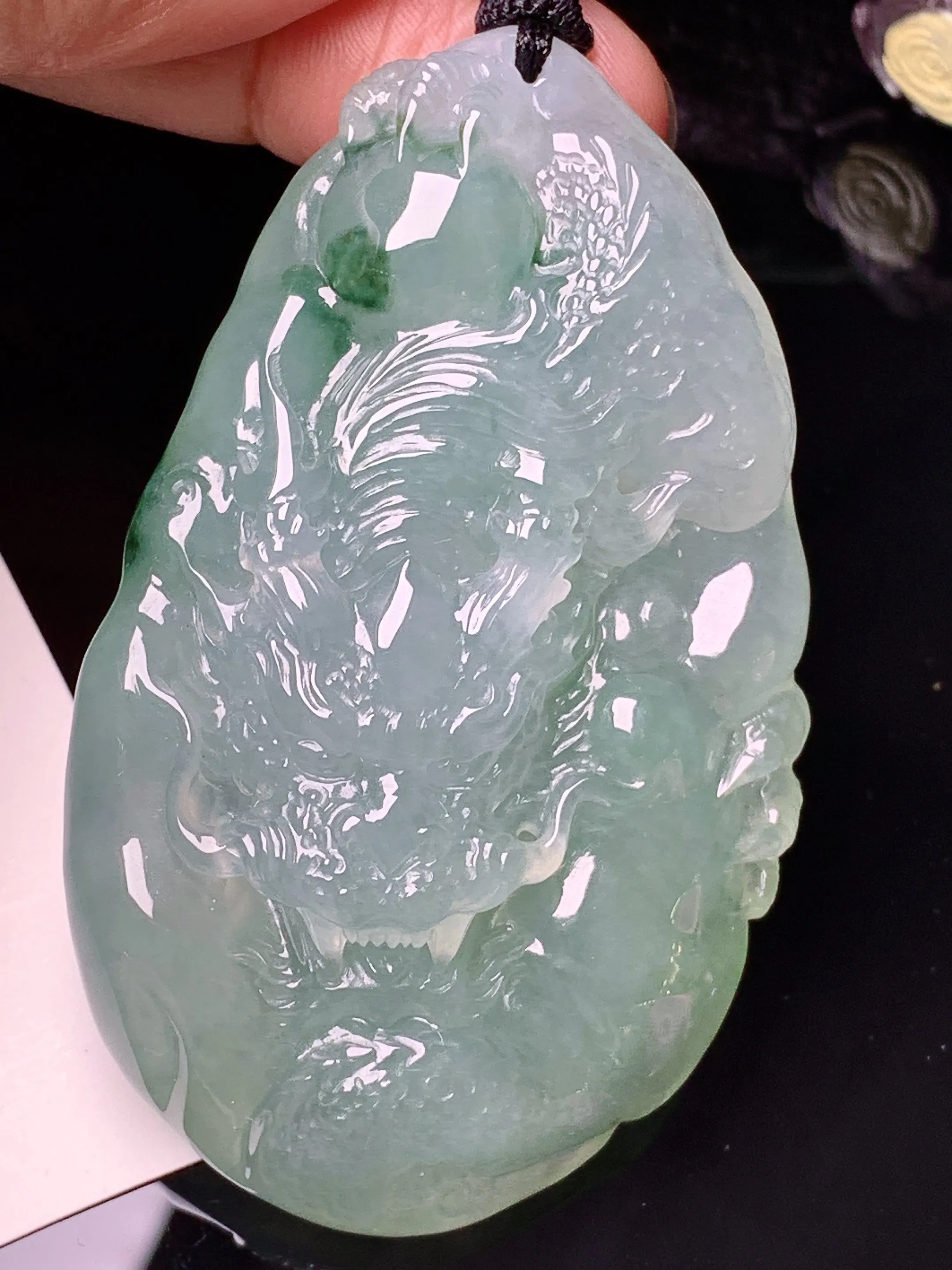 飘绿龙牌吊坠 玉质细腻 水润亮眼 色泽艳丽 整体尺寸65.3*40.5*13