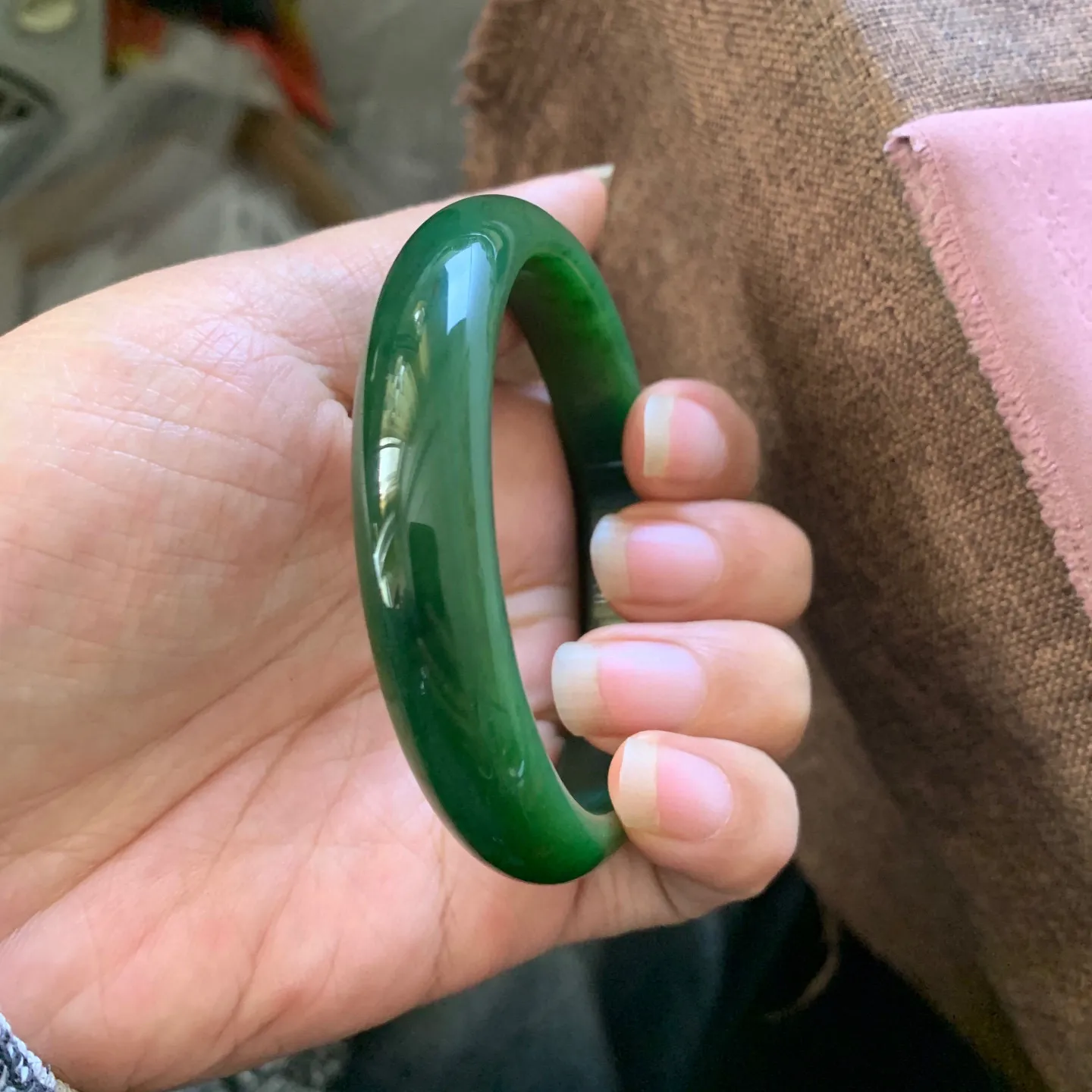 土豪款，60.5圈口和田玉碧玉阳绿色手镯【挽间柔情】，镯型古朴典雅。在诗情画意的雨巷相遇，你是我腕间的一抹风情，有你眸有深情.清风荡漾湖间静水，我愿俯身低眉，在烟波涟漪处寻你