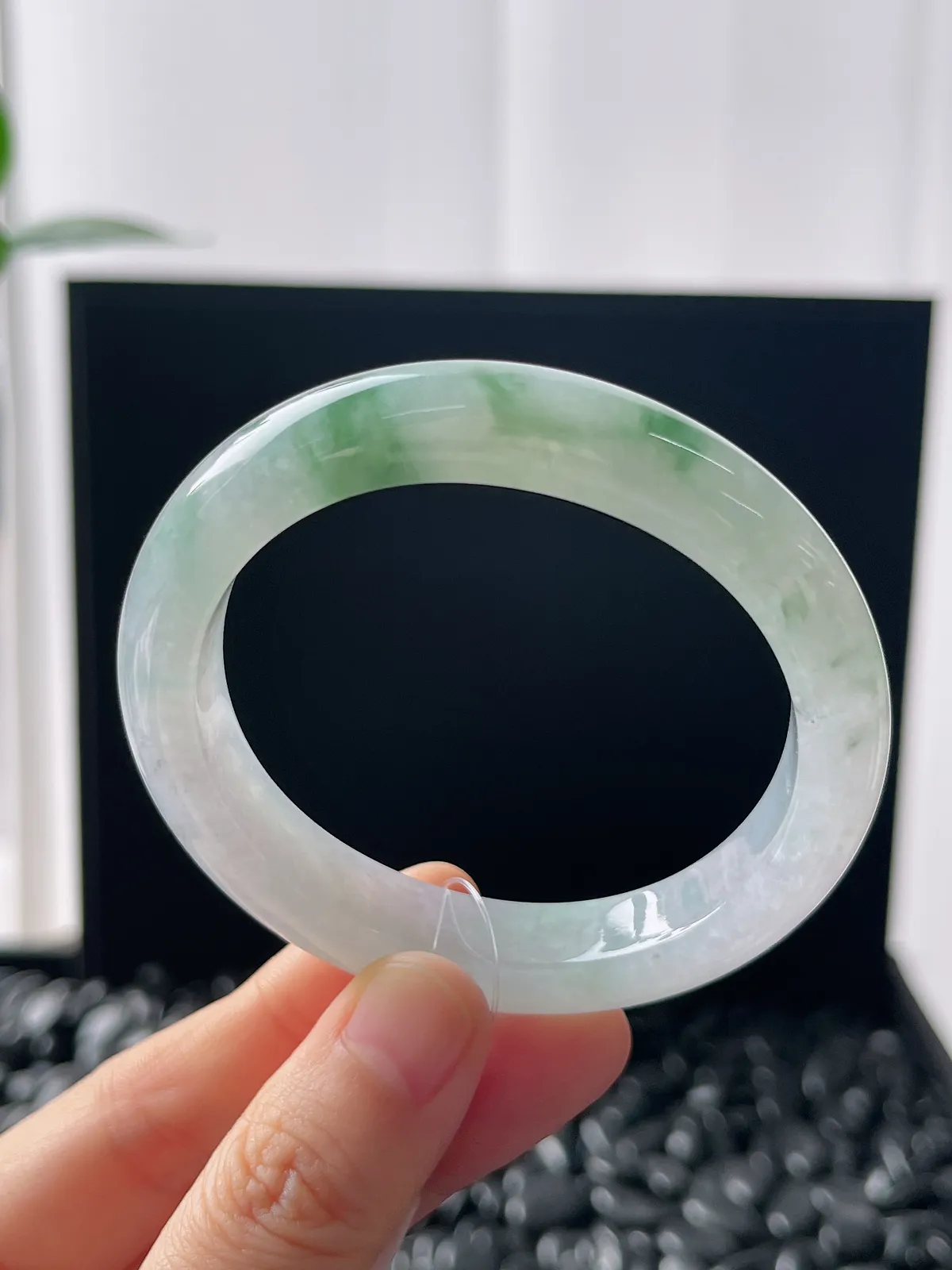 贵妃镯52.5圈口，翡翠冰糯种飘绿手镯