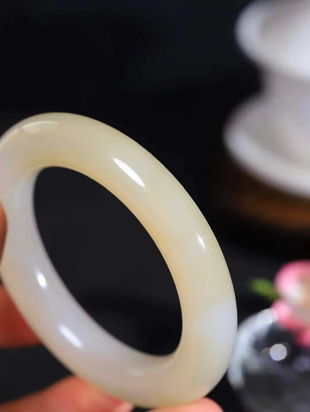 【一见钟情·手镯】

精品和田玉糖白玉圆条手镯。镯型饱满，温润细腻，脂润沁香。️执一卷书，沏一盏茶，着一袭裙，戴一只镯。淡淡浅笺，素心若兰，静赏玉中诗画。悠悠岁月，芊手轻摘，盛满诗样芳华。
重81克   内径圈口54.5mm 尺寸12.3-12.7mm  FDT-72126741