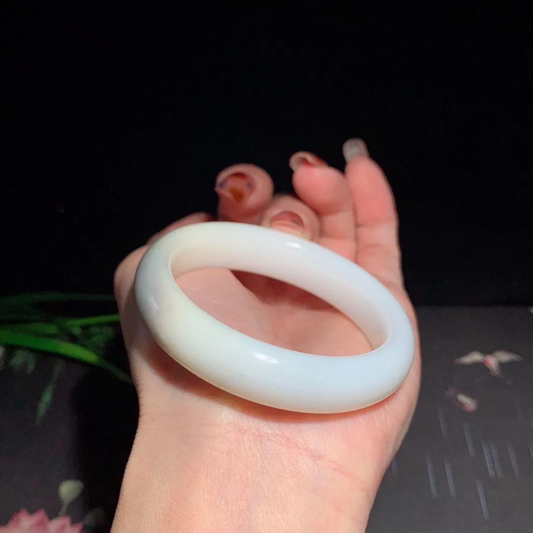 和田玉50.5圈口白玉俏色款手镯！50圈口紫罗兰色，玉质细腻油润 底色纯净 无裂无杂 脂粉好，品质好！