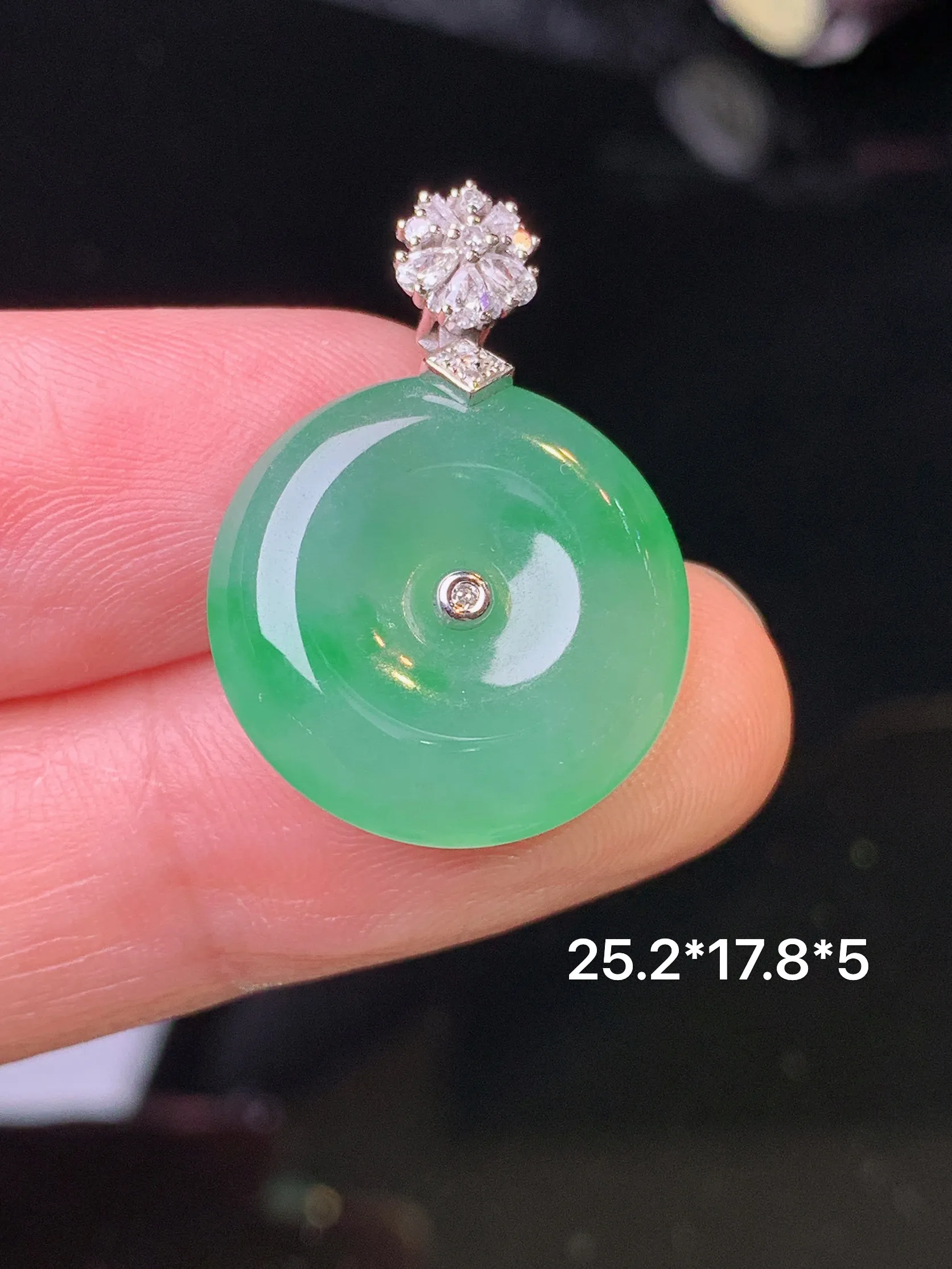 18k金钻镶嵌翠绿平安扣吊坠 玉质细腻 水润亮眼 色泽艳丽 整体尺寸25.2*17.8*5