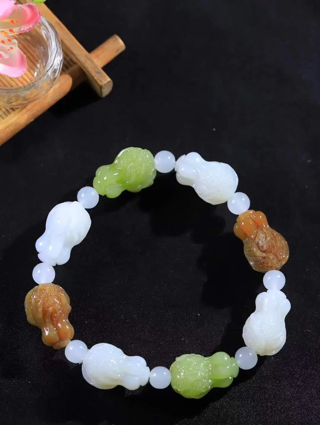 【百财聚来·手串】

精品和田玉三色白菜手串，玉质温润细腻，手感上佳，精工雕琢白菜，造型精致，根茎叶片无不生动细腻，令人爱不释手，工艺精湛细腻，富贵吉祥。
重73克   尺寸取一25-18-15.8mm   81120700A