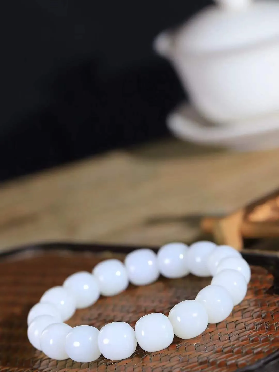 （老型珠.手串）

货头精选  和田玉白玉老型珠手串，玉质细腻油润 饱满光滑 质朴无华，悠远简单，