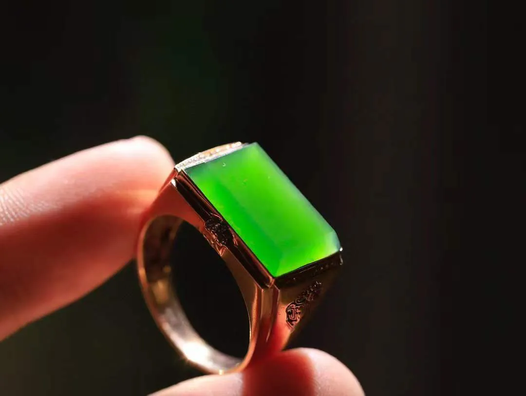 【金镶玉.戒指】

精品和田玉碧玉18k金戒指 玉质细腻温润 油性十足 ，不论时光如何流转变化，这枚戒指始终闪耀着最初的光芒。精工镶嵌18K金 （保真金 可检测贵金属18K金） 重7.6克 尺寸19.7-17.1-11.2mm 23120736A