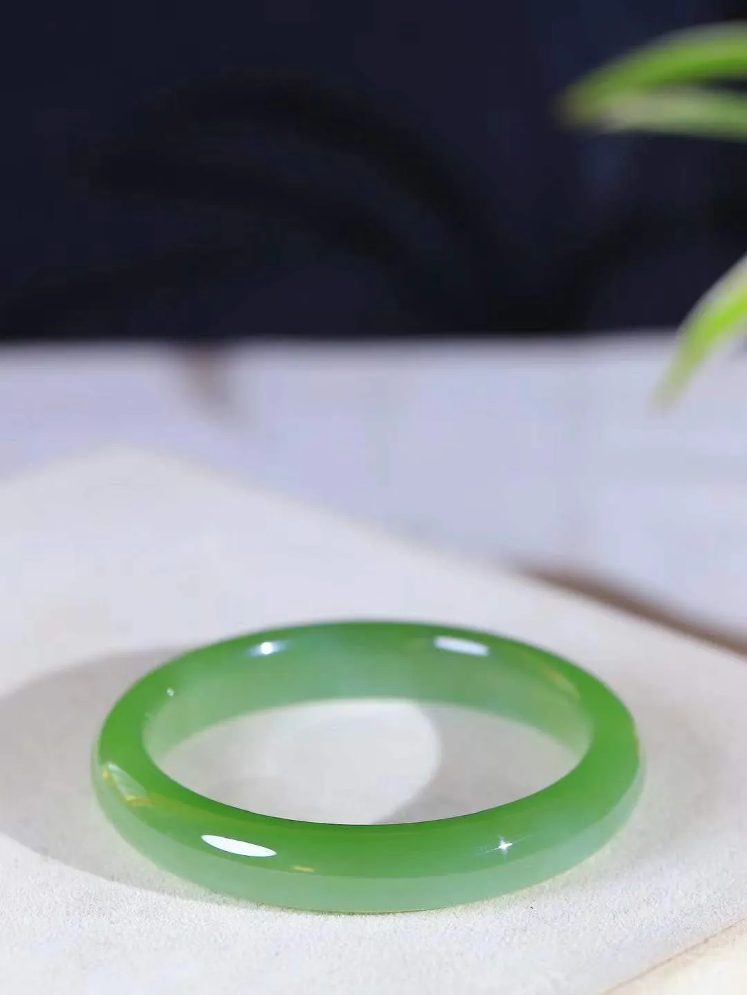 【碧波流转·手镯】

收藏传家级臻品️和田玉碧玉猫眼手镯，玉质细腻温润，手感舒适，️线条流畅，简约大气，美自天成，佩戴于腕间，婉约之美，举手投足间透出那份低调奢华，醉人心扉。
重55克 内径圈口60.5mm尺寸12-8.8mm  FDA-13120608