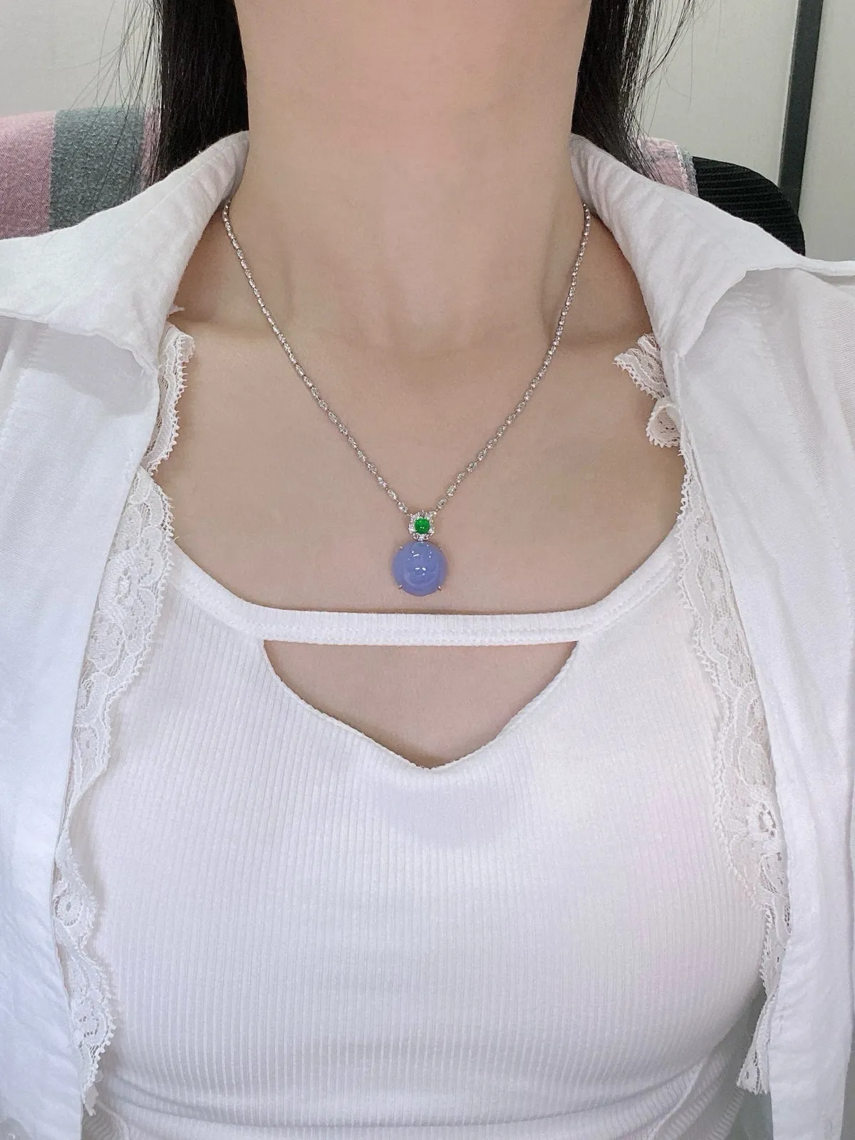 【冰种紫蛋面吊坠】质地细腻，饱满度很好，晶莹剔透，18k金钻镶嵌，裸石尺寸14.8*8.5毫米