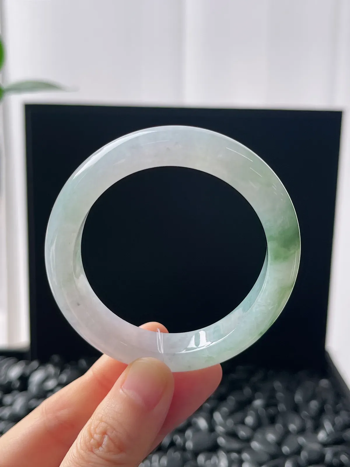 贵妃镯52.5圈口，翡翠冰糯种飘绿手镯